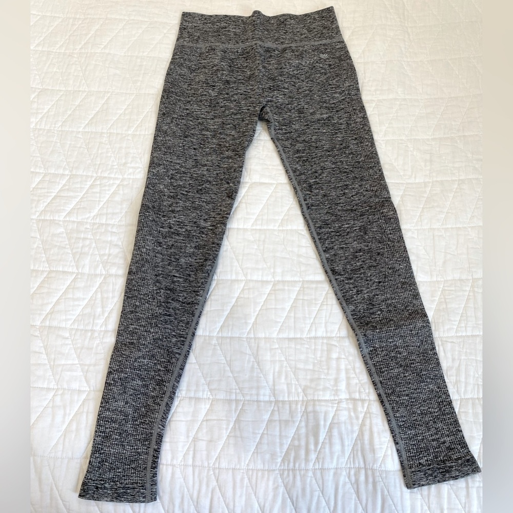FOREVER 21 Seamless Mid Rise Athletic Workout Leggings in Grey | Size M